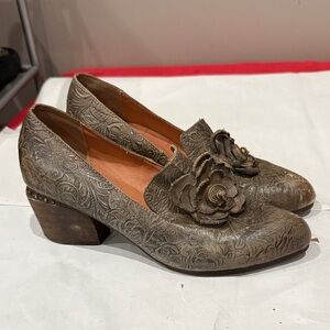 Elegant Floral Embossed Women's Loafers